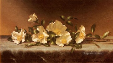 バロック Painting - ライトグレーの布に描かれたチェロキーのバラ ロマンチックな花 マーティン・ジョンソン・ヘッド
